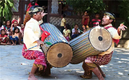 Традиционный танец Генданг Белек, Бали, Индонезия