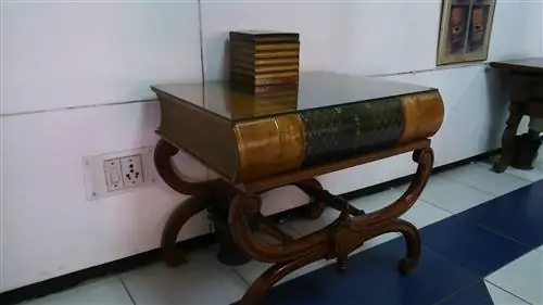 Туалет с книжной полкой