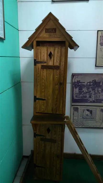 Двухуровневые туалеты из США - верхний для руководства и нижний для сотрудников