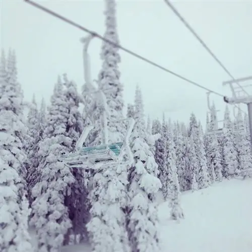 9) Единственным напоминанием о том, что вы не ослепнете от цвета снега, являются яркие лыжные кресла.