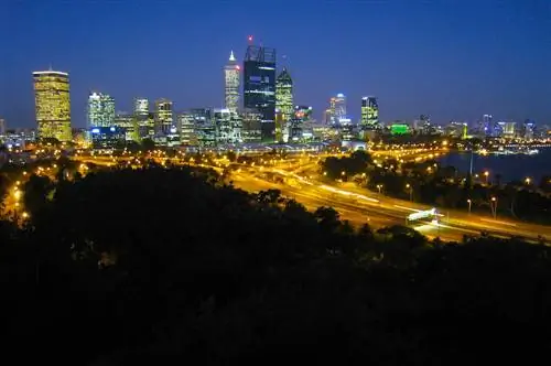 Перт может быть далеко, но его пляжи, солнце & Кухня ждет