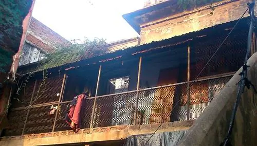 Единственное старое строение, оставшееся от Зинат Махал (вид изнутри)