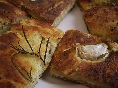 Свежеиспеченная фокачча с чесноком и розмарином. Фото предоставлено Александром фон Халемом.
