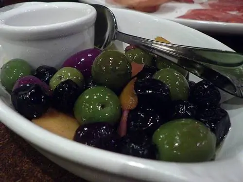 Оливки маринованные в масле. Фото предоставлено Стюартом Спиваком.