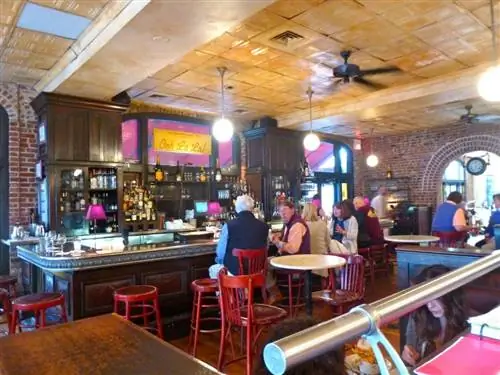 Насладитесь французской кухней и суши в ресторане Rue de Jean, 39, Чарльстон, Южная Каролина.