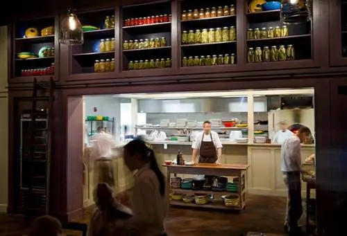 Интерьер бакалейной лавки с выставкой консервов. Фото предоставлено продуктовым магазином.