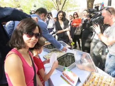 Случайная бесплатная дегустация азербайджанской кухни в день, когда мы только что прибыли из Азербайджана!