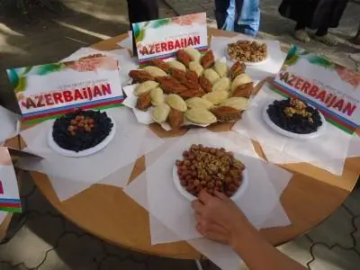 Случайная бесплатная дегустация азербайджанской кухни в день, когда мы только что прибыли из Азербайджана!