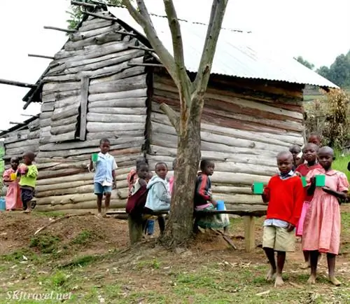 Дети едят утреннюю кашу на территории школы, где я остановился