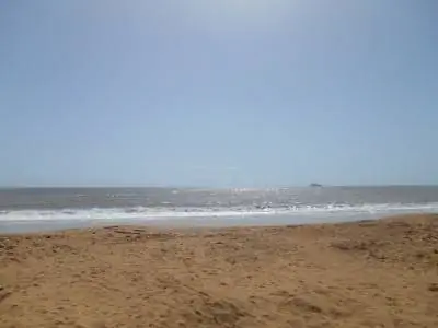 Раннее утро на пляже возле отеля Novotel.