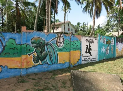 Фрески на пляже, спонсируемые KWATA.