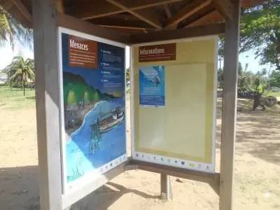 Информационные щиты о черепахах в отеле Novotel Beach, Кайенна, Французская Гвиана.