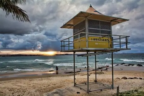 Спасатель на закате