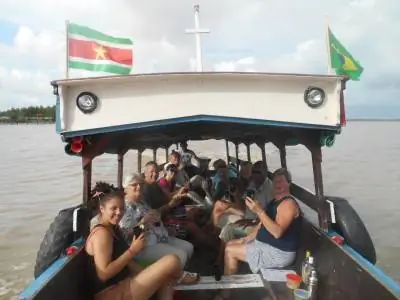 Ваше здоровье! Наслаждаясь суринамским ромом на лодке обратно в Парамарибо по Сахарной тропе.