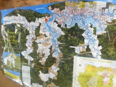 Крутая карта плантаций сахарного тростника в Суринаме, которую Нджок показал нам.