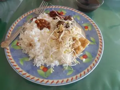 Обед в ресторане Warung Toucha в Таманреджо.