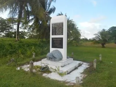 Мемориал на китайском языке в гавани Нового Амстердама.