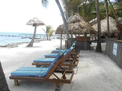 Шезлонги у моря в Xanadu Island Resort.