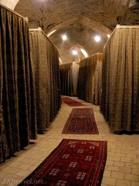 Караван-сарай превратился в гостиницу, «комнаты» состоят из приподнятой кровати за каждой занавеской.