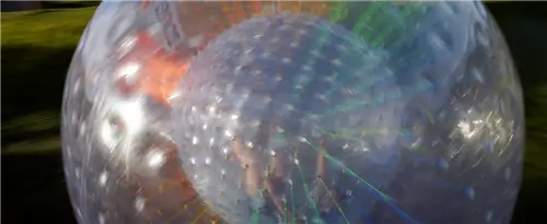 Зорбинг по зеленой холмистой местности в Западной Ирландии