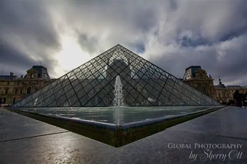 Пирамида Лувра