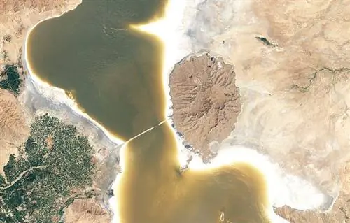 Озеро Орумия в Иране, одно из крупнейших не имеющих выхода к морю соленых озер в мире