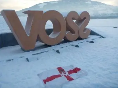 Знак Voss и мой путешествующий флаг Северной Ирландии.