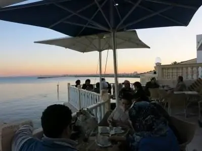 Закат в кафе Sidi Salem в Махдии, Тунис Закат в кафе Sidi Salem в Махдии, Тунис