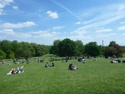 Прекрасный день в парке в Примроуз-Хилл, Лондон Прекрасный день в парке в Примроуз-Хилл, Лондон