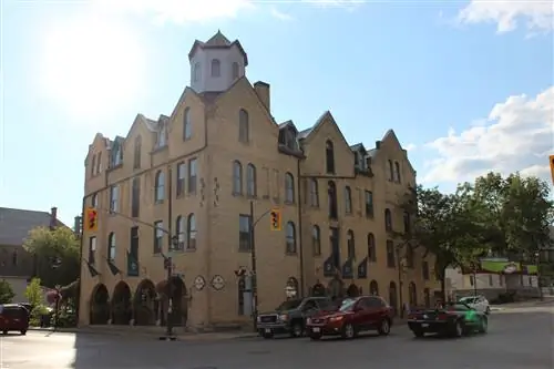 Отель Арлингтон. Построенный в 1850 году, он входит в список наследия Онтарио.