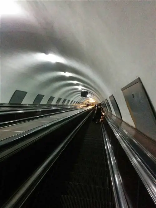 Эскалаторы, которые идут глубоко