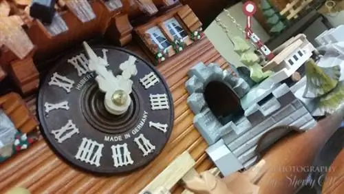 Изготовление часов с кукушкой в Шварцвальдеапертура: 2,2, кредит:, камера: SM-G900F, подпись:, created_timestamp: 1444149869, авторское право:, фокусное_длина: 4,8, iso: 400, затвор_скорость: 0,03030303030303, название:, ориентация: 1}