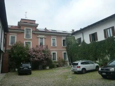 Очаровательный двор