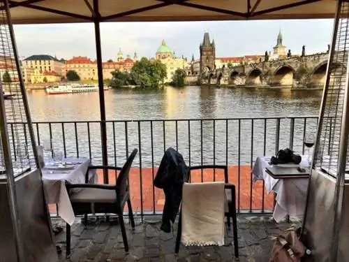 Пражский парк Кампа вдоль реки для романтического вечера