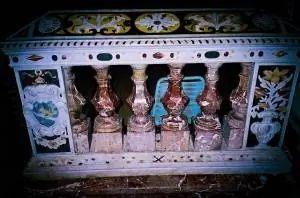 сложная мраморная стойка
