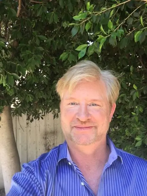 Эдди Коннер в своем мистическом саду