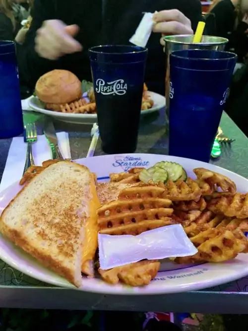 Закусочная Ellen’s Stardust Diner: стоит часа & с половиной ожидания?