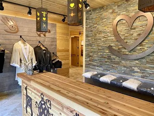Металлические изделия Rocking Heart Spa на стене ранчо Silvies Valley. Банные халаты висят в магазине в Сенеке, штат Орегон. Металлические изделия Rocking Heart Spa на стене ранчо Silvies Valley. Банные халаты висят в магазине в Сенеке, штат Орегон.