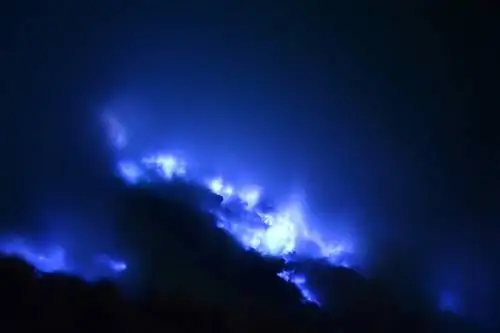 Изучение вулкана Blue-Fire в Индонезии