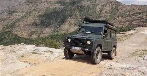 Рекомендуемый автомобиль: Land Rover Defender для четырехколесных кочевников