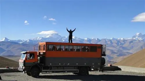 Не обычный автобусный тур: Madventure Travel