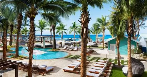 Отель Westin Grand Cayman находится всего в нескольких шагах от пляжа.