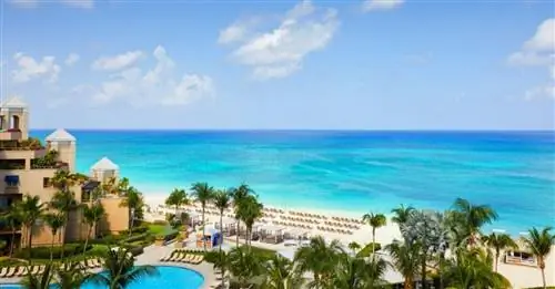 Ritz-Carlton Grand Cayman - это гранд-дама побережья.