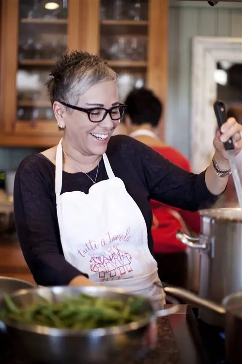 На ферме S alt Water Farm уроки включают в себя, как чистить устриц, затачивать ножи, готовить суккоташ и скумбрию.