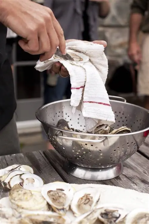 Когда семинары закончены и еда завершена, студенты садятся за великолепный спред - плод их труда.