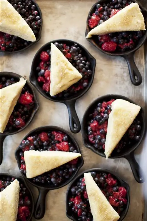 Домашние блюда включают восхитительный коблер из ягод на десерт.