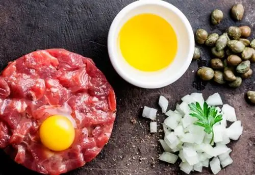 Тартар из говядины с каперсами и свежим луком на темном фоне РФ