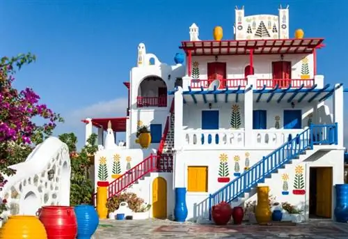 Греция, Миконос, полностью раскрашенный и украшенный типичный дом с бугенвиллеей в районе Ано Мера ††† RM