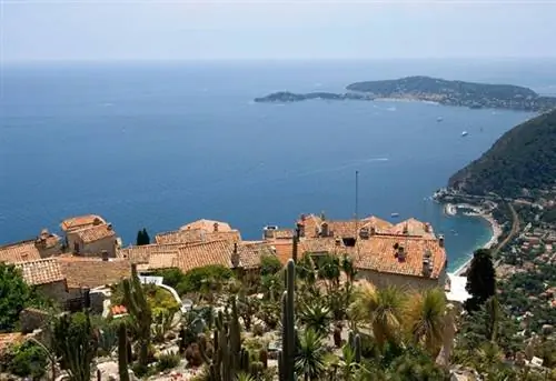 Деревня Эз, вид из экзотического сада на Сен-Жан-Кап-Ферра, юг Франции