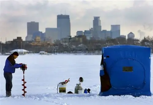 подледная рыбалка на одном из Цепи озер, Миннеаполис, Миннесота